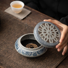 Görseli Galeri görüntüleyiciye yükleyin, Ceramic blue and white porcelain Chinese incense burner
