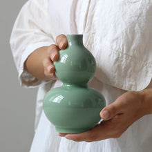 Görseli Galeri görüntüleyiciye yükleyin, Jingdezhen Ceramic Gourd Shaped Vase-Pea Green - ETNCN
