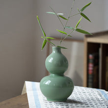 Charger l&#39;image dans la galerie, Jingdezhen Ceramic Gourd Shaped Vase-Pea Green - ETNCN
