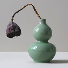 Görseli Galeri görüntüleyiciye yükleyin, Jingdezhen Ceramic Gourd Shaped Vase-Pea Green - ETNCN
