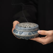 Charger l&#39;image dans la galerie, Ceramic blue and white porcelain Chinese incense burner
